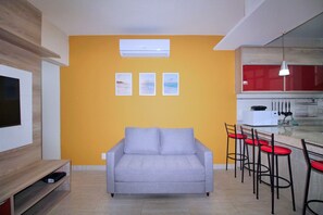 Family Apartment | Living area | 42-inch Smart TV with cable channels - Conforto e Estilo em Copacabana D056 (Rio de Janeiro)