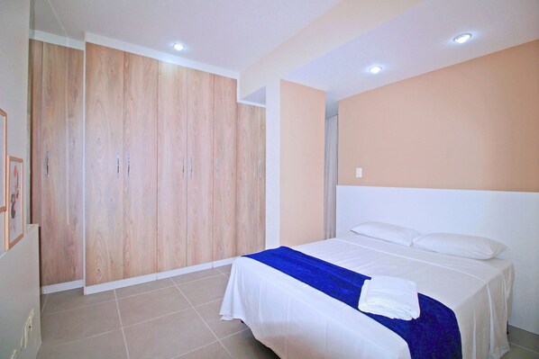 Family Apartment | Egyptian cotton sheets, premium bedding, blackout drapes, free WiFi