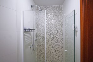 Family Apartment | Bathroom | Shower, towels - Conforto e Estilo em Copacabana D056 (Rio de Janeiro)
