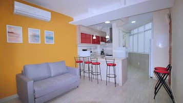 Apartamento família | Área de estar | Smart TV 42 polegadas com canais a cabo