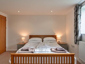 3 bedrooms, travel cot, free WiFi, bed sheets