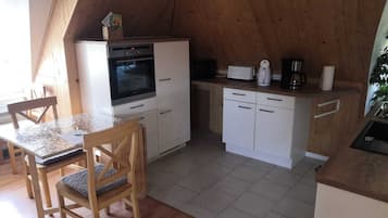 Een koelkast, een magnetron, een oven, een kookplaat