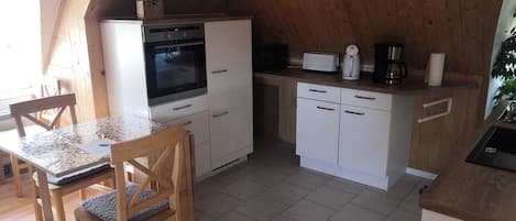 Kylskåp, mikrovågsugn, ugn och spishäll