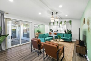 TV, offices - Best of Desoto, 5BR, 2BA with Pool, Hot Tub, Patio (DeSoto)