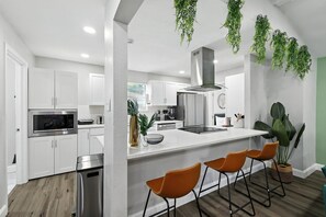 Geladeira, micro-ondas, fogão, cooktop