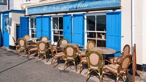 The Devonport Inn with a blue facade, outdoor seating with wicker chairs and tables, and a sign indicating it is a free house. - Beautiful  villa for 4 people with WIFI and pets allowed (Cawsand)
