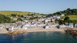 A coastal town with a mix of residential buildings, a sandy beach, and rocky shoreline. - Beautiful  villa for 4 people with WIFI and pets allowed (Cawsand)