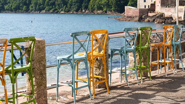 A coastal area with colorful chairs and a stone wall. - Beautiful  villa for 4 people with WIFI and pets allowed (Cawsand)