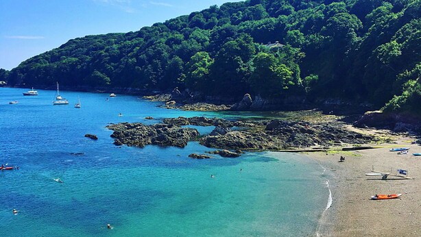 A beach with clear turquoise water, rocky areas, and boats. - Stunning  villa for 6 people with WIFI and pets allowed (Cawsand)