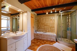 Regadera, secadora de cabello, toallas 