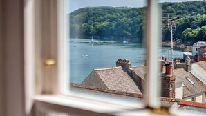 A view of a river with boats, surrounded by greenery and buildings. - Beautiful  villa for 8 people with WIFI and pets allowed (Cawsand)