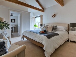 5 bedrooms, free WiFi, bed sheets