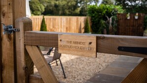 A wooden gate with a plaque reading "THE ANNEXE ROSEBUD HOLIDAY LET". - Beautiful  villa for 4 people with WIFI and TV (Glastonbury)