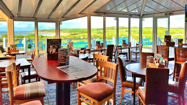 A restaurant with tables and chairs, large windows offering a view of the countryside. - Wonderful  villa for 6 people with WIFI, pool, TV and terrace (Newtown)