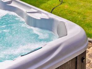 Outdoor spa tub - Stunning  villa for 6 people with WIFI, hot tub and TV (East Grinstead)