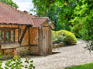 Terrace/patio - Stunning  villa for 6 people with WIFI, hot tub and TV (East Grinstead)