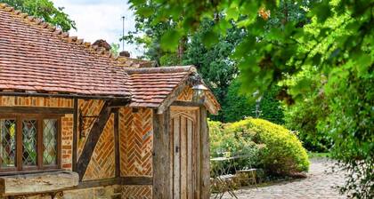 Stunning villa for 6 guests with WIFI, hot tub and TV