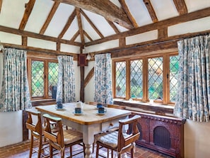 Dining - Stunning  villa for 6 people with WIFI, hot tub and TV (East Grinstead)