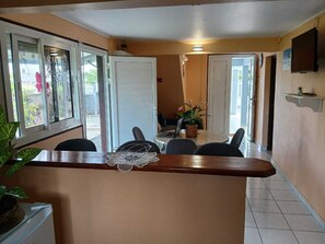 Dining - Apartment T3 with swimming pool and garden for your vacations in Guadeloupe (Baie-Mahault)