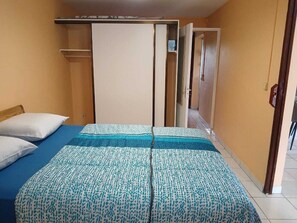 2 bedrooms, iron/ironing board, free WiFi, bed sheets
