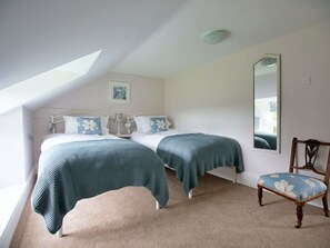 2 bedrooms, travel cot, free WiFi, bed sheets