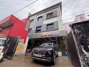 Un bâtiment sur lequel est apposée une enseigne indiquant : « Sri Govinda Bhakta Nivas ».