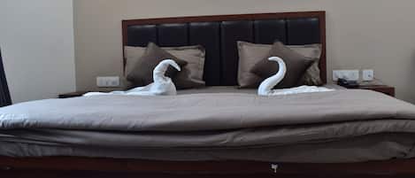 Deluxe Room | Desk, free WiFi