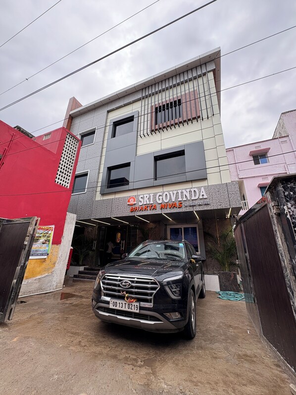 Un bâtiment sur lequel on peut lire l’inscription suivante : « SKIGOVINDA BHAKTA NIVAS ».
