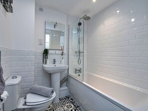 Towels - Beautiful apartment for 5 guests with pool, WIFI, TV and balcony (Tenby)