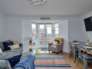TV - Cosy apartment for 5 guests with WIFI, pool, TV and balcony (Tenby)