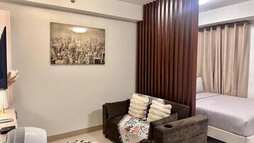 1 dormitorio, tabla de planchar con plancha, wifi y ropa de cama