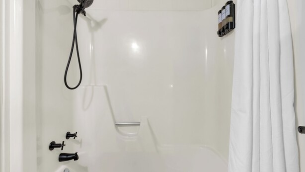 Un baño con bañera, ducha e inodoro.