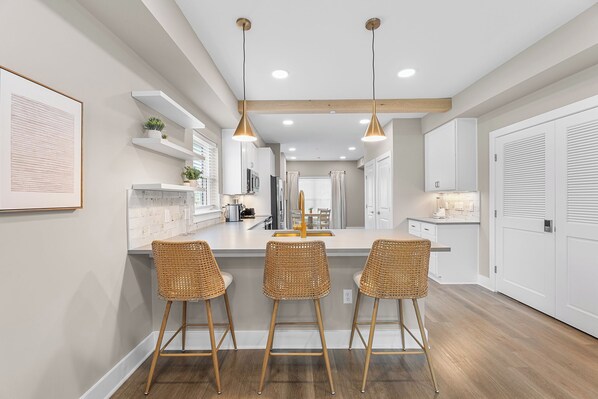 Een magnetron, een vaatwasser, een koffiezetapparaat/waterkoker