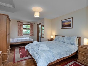 2 bedrooms, free WiFi, bed sheets - Stunning  villa for 6 guests with hot tub, WIFI, TV and pets allowed (Aberystwyth)