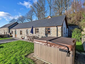 Terrace/patio - Stunning  villa for 6 guests with hot tub, WIFI, TV and pets allowed (Aberystwyth)
