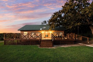 Exterior - Cozy Lakeside Suite- 2BR hotel room by the lake- Texoma Shores Resort (Madill)