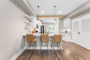 Mikrowelle, Geschirrspüler, Wasserkocher mit Kaffee-/Teezubehör