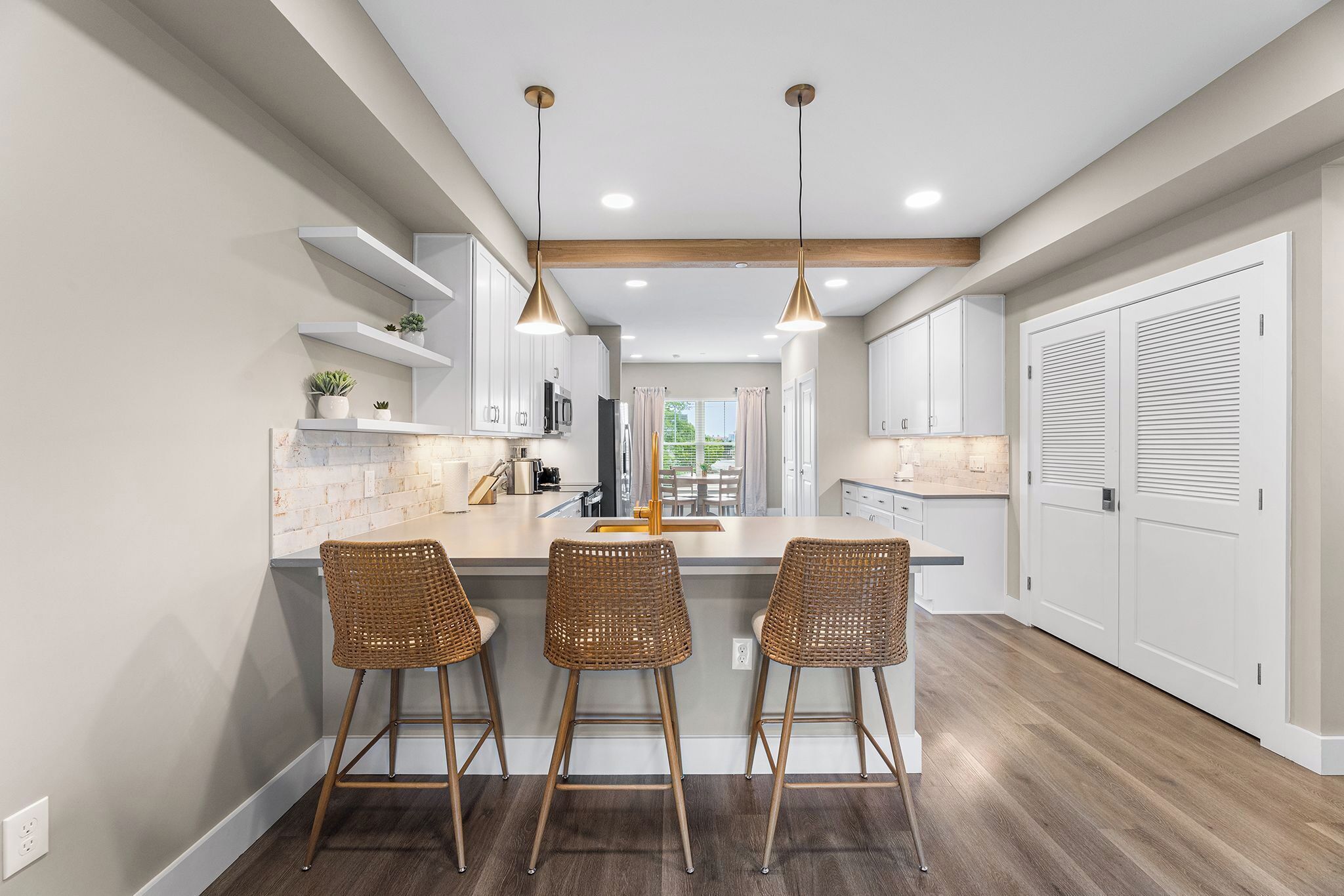 Mikrowelle, Geschirrspüler, Wasserkocher mit Kaffee-/Teezubehör