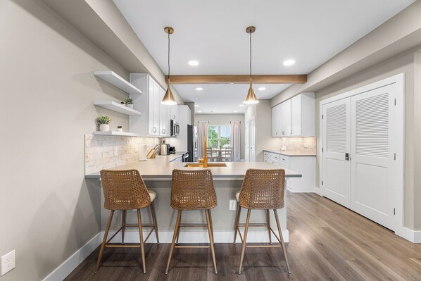 Micro-ondes, lave-vaisselle, cafetière/bouilloire