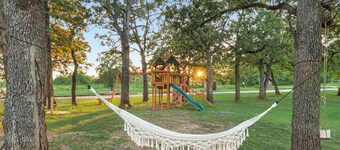 Cozy Lakeside Suite- 2BR hotel room by the lake- Texoma Shores Resort