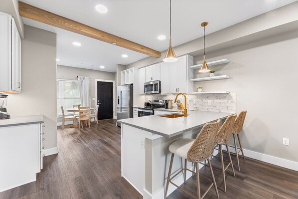 Micro-ondes, lave-vaisselle, cafetière/bouilloire