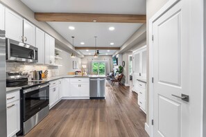 Micro-ondes, lave-vaisselle, cafetière/bouilloire