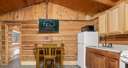 Cozy Lakeside Suite- 2BR hotel room by the lake- Texoma Shores Resort