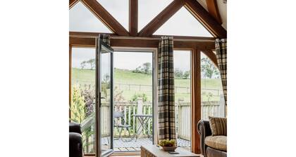Stunning villa for 19 guests with hot tub, WIFI and pets allowed
