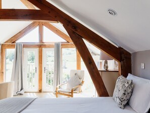 10 bedrooms, travel crib, free WiFi, bed sheets - Stunning villa for 19 people with hot tub, WIFI and pets allowed (Aberystwyth)