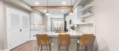 Mikroaaltouuni, astianpesukone, kahvin-/teenkeitin