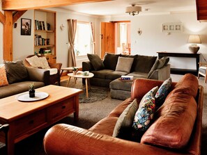 Living area - Wonderful villa for 12 people with WIFI, hot tub and pets allowed (Aberystwyth)