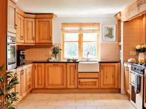 Een magnetron, een oven, een vaatwasser, een kinderstoel