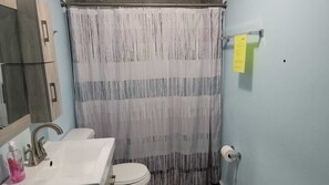 Een douche, een haardroger, handdoeken, zeep