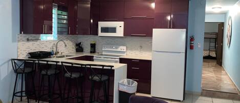 Kühlschrank, Mikrowelle, Ofen, Herdplatte